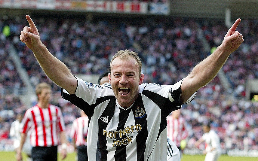 4. Alan Shearer (Blackburn Rovers - 138 trận, 112 bàn và Newcastle United - 303 trận, 148 bàn):  Nhắc đến chân sút vĩ đại nhất kỉ nguyên Premier League, có lẽ đa phần đều nghĩ ngay tới Alan Shearer. Không có nhiều danh hiệu ngoài chức vô địch mùa 1996-97 cùng Blackburn nhưng Shearer vẫn để lại dấu ấn lớn lao trong kỉ nguyên Premier League. 