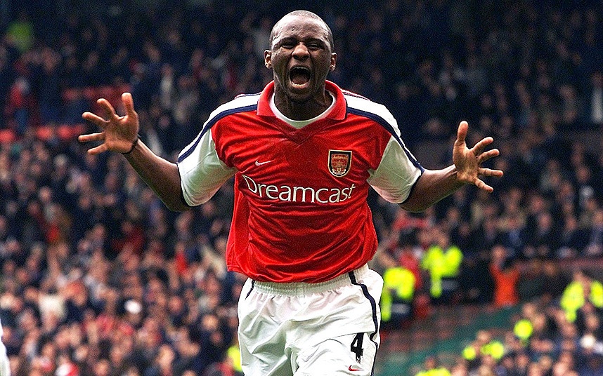 7. Patrick Vieira (Arsenal - 279 trận, 28 bàn và Manchester City - 28 trận, 3 bàn): Thời còn khoác áo Arsenal, những cuộc đối đầu giữa Vieira và Roy Keane luôn thu hút sự chú ý. Giống Keane, Vieira là mẫu thủ quân truyền cảm hứng đến các đồng đội và là một trụ cột của Arsenal bất bại mùa 2003-04. HLV Wenger thừa nhận rằng ông không thể tìm được người thay thế Vieira trong gần một thập kỉ qua.  