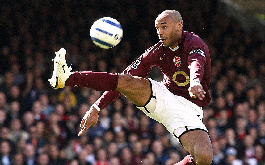 2. Thierry Henry (Arsenal - 258 trận, 175 bàn): Là một trong những huyền thoại của Arsenal, có ý kiến cho rằng Henry còn xứng đáng hơn Giggs để dẫn đầu danh sách này.