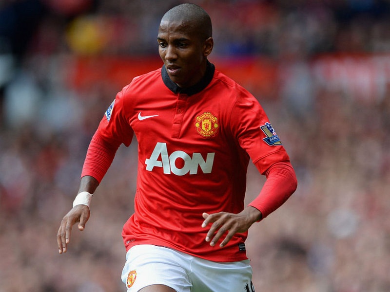 2. Ashley Young (Aston Villa tới Manchester United năm 2011, giá 17 triệu bảng): Lại một bản hợp đồng không thành công nữa, Ashley Young dường như không đủ tầm thi đấu cho Man Utd và đang thuộc diện sắp bị thanh lý trong tháng 1/2015.