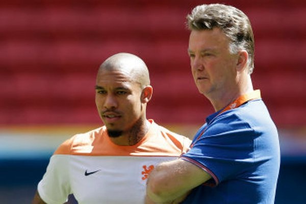 Trong suốt sự nghiệp của mình, HLV Louis Van Gaal phải chịu rất nhiều chỉ trích từ các cầu thủ, đồng nghiệp, ban lãnh đạo đội bóng.... đại đa số những người từng làm việc với Van Gaal đều tỏ ra không mấy thích thú với chiến lược gia người Hà Lan. 