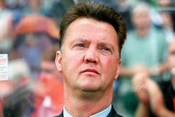 Sau khi rời Barcelona, HLV Van Gaal tới dẫn dắt đội tuyển Hà Lan với mục tiêu tiến tới World Cup 2002. Tuy nhiên, một loạt thành tích không tốt đã khiến Oranje không vượt qua nổi vòng loại và lần đầu tiên kể từ năm 1986 vắng mặt tại đấu trường World Cup. Vì vậy, không thể nhìn vào thành công tại World Cup 2014 để đánh giá Van Gaal.