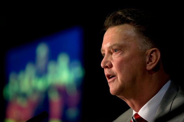 Đáng ngạc nhiên là sau thất bại cùng Đt Hà Lan, HLV Van Gaal lại có thể trở lại Barcelona lần thứ hai. Tuy nhiên, đây là thảm họa thực sự khi HLV Van Gaal chỉ ở đây trong vòng 7 tháng. Đưa về những bản hợp đồng không thành công gồm Robert Enke, Gaizka Mendieta, Riquelme và để Rivaldo ra đi, Barca thậm chí chỉ hơn nhóm xuống hạng có ba điểm.