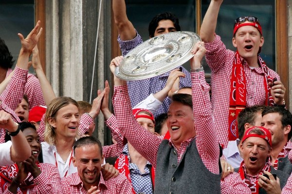 Dù tương đối thành công tại Bayern Munich nhưng HLV Van Gaal vẫn bị sa thải vào năm 2011. Nguyên nhân thì có rất nhiều nhưng đại đa phần đều cho rằng Van Gaal đã gây mâu thuẫn với Ban lãnh đạo Bayern Munich. Chính BLĐ Man Utd cũng thừa nhận chỉ làm việc cùng Van Gaal trong khoảng từ 2-3 năm để vực dậy Man Utd rồi sẽ tìm kiếm một chiến lược gia khác.