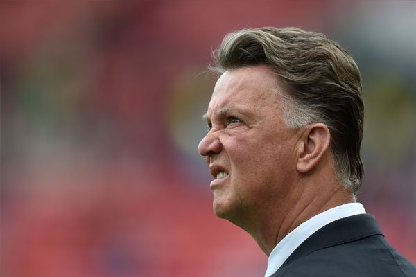 HLV Van Gaal là người có tư duy chiến thuật rất tốt nhưng ông dường như không giỏi trên sân tập. Van Gaal thường bị chỉ trích là cho các cầu thủ tập quá nhiều dẫn đến chấn thương. Việc ngay đầu mùa giải, Man Utd đã có đến 10 ca chấn thương phần nào phản ánh điều đó.