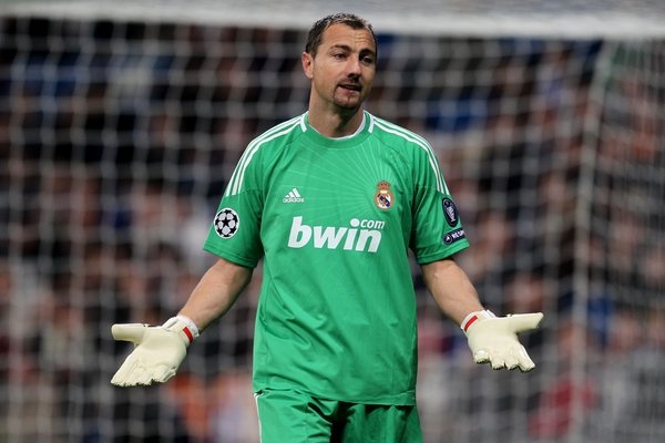 Jerzy Dudek: Bị Reina giành mất vị trí, Dudek tỏ ra chán nản muốn tìm bến đỗ mới. Nhưng chẳng ai ngờ Dudek lại quyết định tới Real Madrid bởi ở Bernabeu, Casillas vẫn nắm giữ vị trí bất khả xâm phạm trong khung gỗ nên Dudek chắc chắn sẽ phải ngồi dự bị tiếp Kết quả, Dudek ngồi dự bị tại Real Madrid trong 4 năm trước khi đưa ra quyết định giải nghệ.