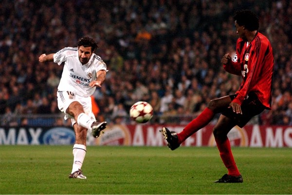 Luis Figo: Thương vụ này càng khiến mối quan hệ của Real Madrid với Barcelona thêm căng thẳng. Khi Luis Figo đang thi đấu thành công và trở thành một biểu tượng của Barcelona thì Real Madrid đã giành được tiền vệ người Bồ Đào Nha. Không ai có thể tin một cầu thủ đang thành công tại Barca lại có thể khoác áo đội bóng kình địch Real Madrid. Cho đến tận bây giờ, Figo vẫn bị xem là 