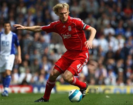 Sami Hyypia: Tròn 10 năm thi đấu tại Liverpool, Hyypia cùng với Carragher được đánh giá là một trong những cặp trung vệ xuất sắc nhất châu Âu khi vô địch Champions League mùa 2004/05 trong sắc áo Liverpool.