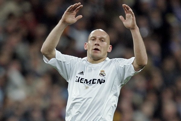 Thomas Gravesen: Là một tiền vệ đầy tài năng tại Everton nhưng ở độ tuổi 29, Gravesen đã quyết định tới Real Madrid tìm kiếm những thử thách mới thay vì tiếp tục gắn bó với Everton. Không ai nghĩ Real Madrid có thể đề nghị mua một cầu thủ đã 29 tuổi và trình độ chỉ ở mức trunh bình khá. Sau đó, Gravesen cũng sớm phải rời Real Madrid do không hòa nhập được với môi trường tại đây.