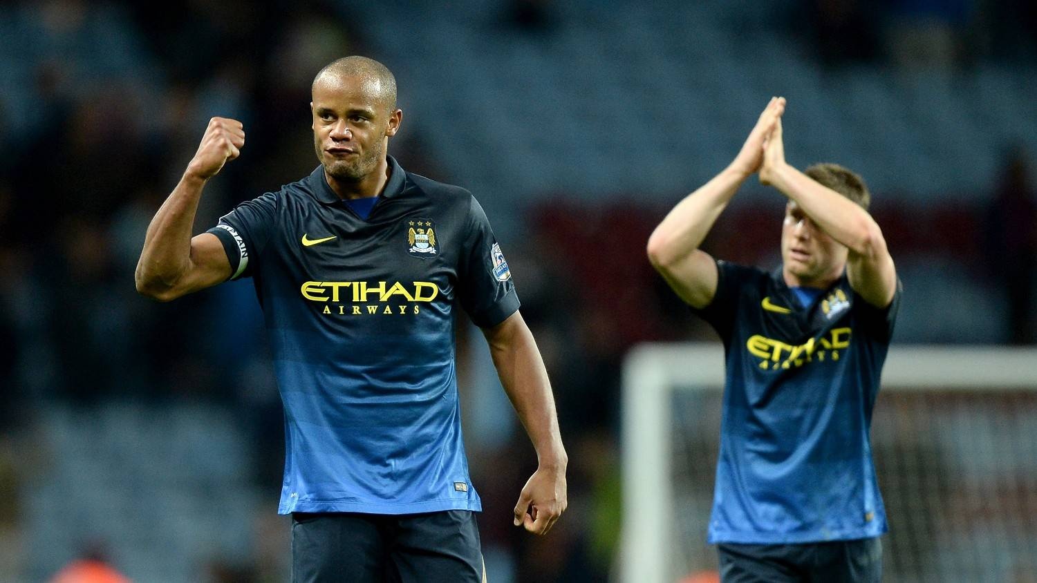 Vincent Kompany: Chỉ mất 6 triệu bảng, Manchester City đã có được một trong những trung vệ hàng đầu thế giới. Xuất thân từ vị trí tiền vệ phòng ngự nhưng Kompany đã nhanh chóng thích nghi để trở thành một trong những trung vệ hàng đầu. 