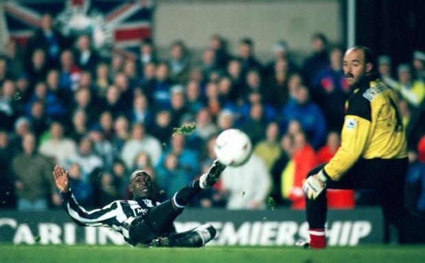 3. Andy Cole (62 bàn): Cũng trong quãng thời gian 95 trận, Andy Cole khi đó còn khoác áo Newcastle. Trước khi tới Man Utd để trở thành huyền thoại ở đây, Cole đã có hiệu suất rất tốt với 55 bàn ghi được sau 70 trận ra sân cho Newcastle.