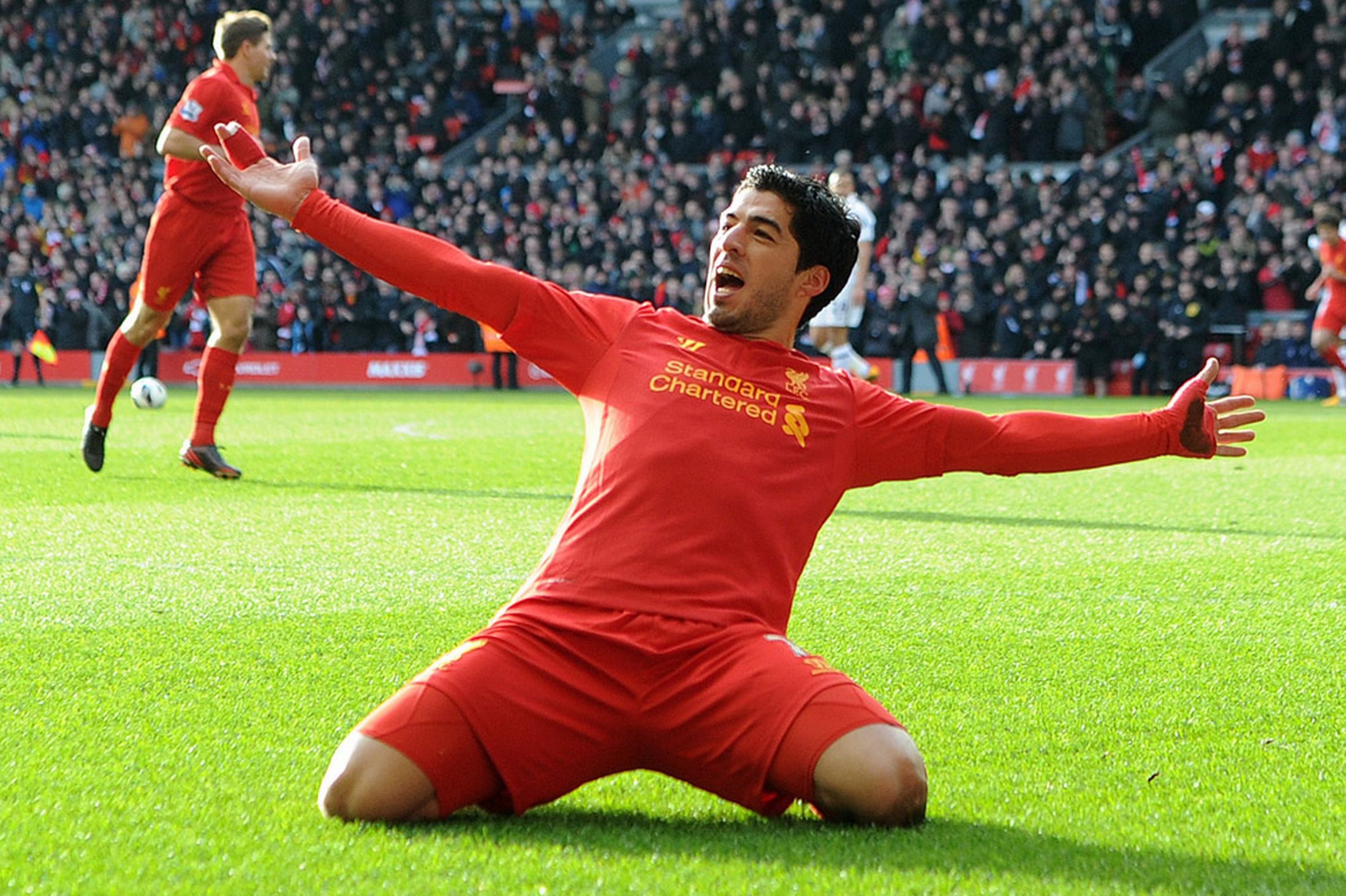 4. Luis Suarez (62 bàn): Khi còn thi đấu cho Liverpool, Luis Suarez có hiệu suất làm bàn tương đối ấn tượng. Sau 110 trận, Suarez đã ghi được 69 bàn cho Liverpool tại Premier League.