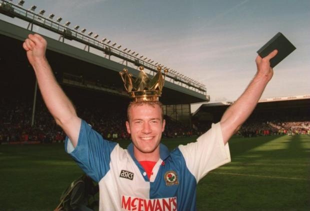 1. Alan Shearer (77 bàn): Nhắc đến những chân sút tốt nhất tại Premier League sẽ rất thiếu sót nếu không có Shearer. Tổng cộng trong sự nghiệp, Shearer đã ghi được 260 bàn sau 441 trận ra sân tại Premier League.