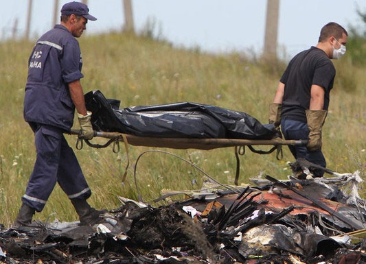 Nhan dang thi the dau tien cua tham hoa MH17 hinh anh