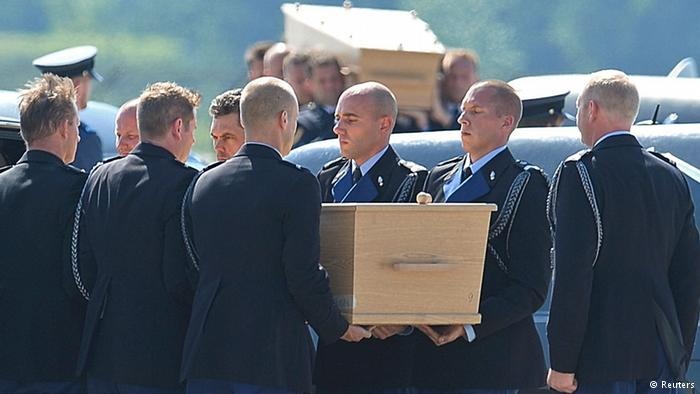 Các chuyên gia đã nhận diện thi thể đầu tiên của vụ thảm nạn MH17 khiến 298 người thiệt mạng hôm 17/7.