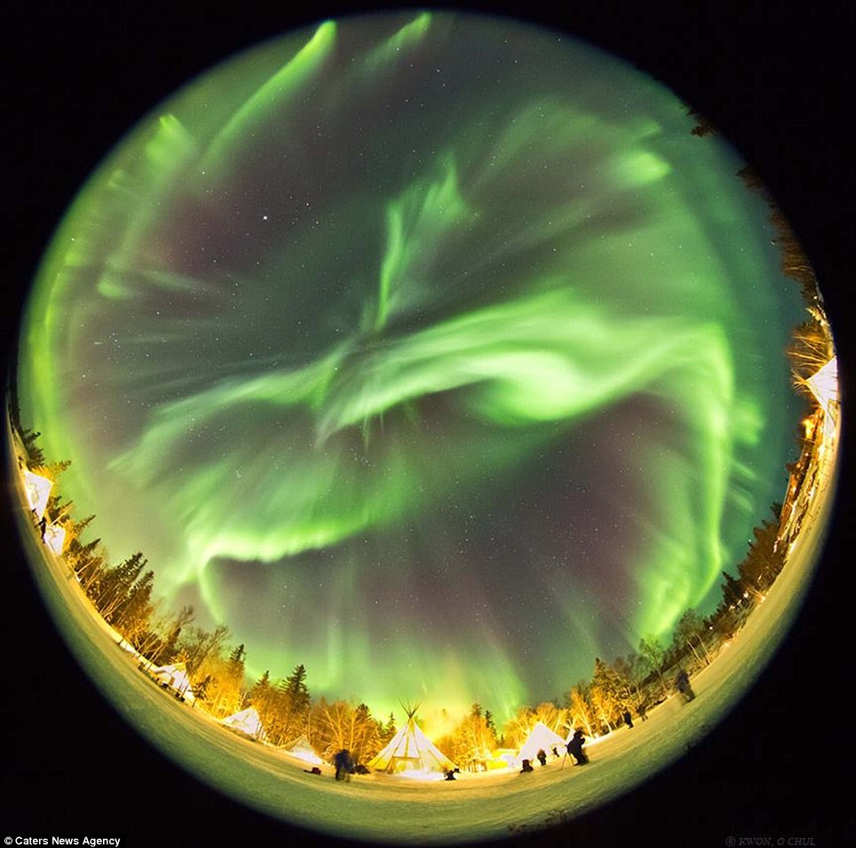 Ngam cuc quang huyen ao tren trai dat tu vu tru hinh anh