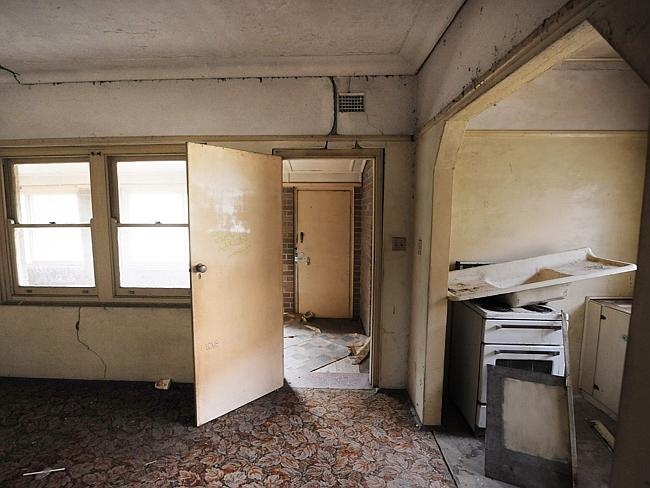 Ngoi nha cu, nat van co gia hang chuc ty hinh anh