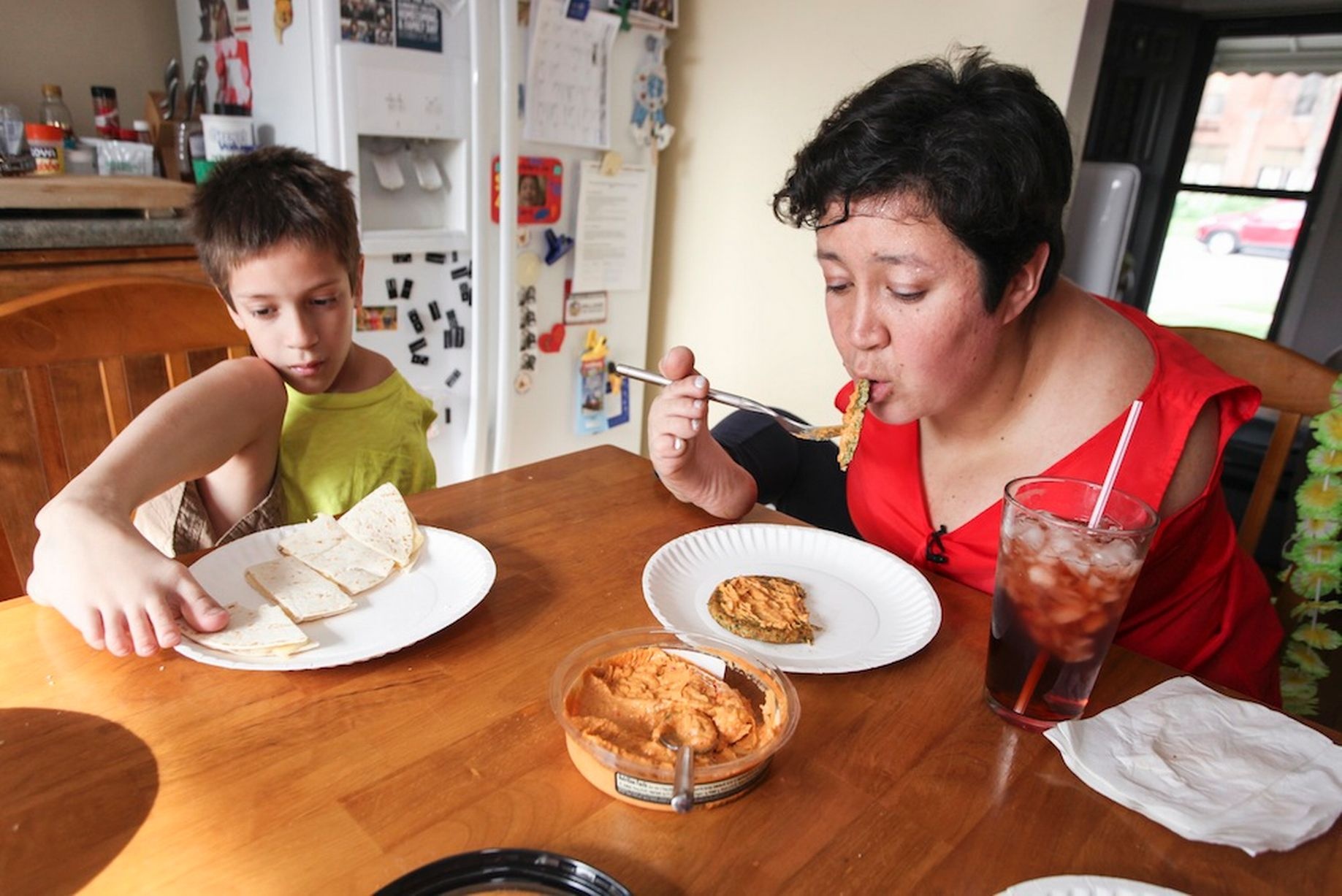 Nghi luc phi thuong cua hai me con khong tay hinh anh