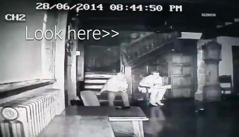 Bóng ma kì quái trên cầu thang tại điện Stanley, thành phố Chester, Anh. Ảnh: Mirror