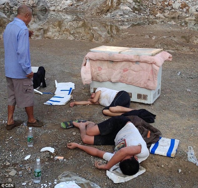 Uop xac con trai de yeu cau chinh quyen boi thuong hinh anh