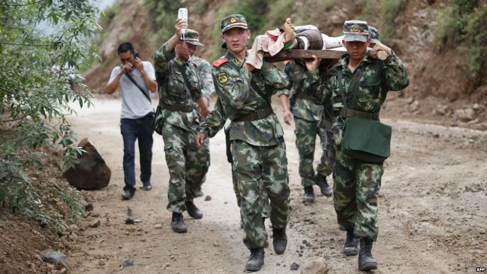 Tap Can Binh ra lenh uu tien cuu nguoi sau dong dat hinh anh