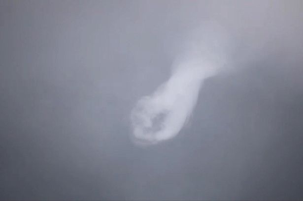 Dam may hinh 'ban tay Chua' xuat hien tai thi tran Deal, hat Kent, Anh hinh anh