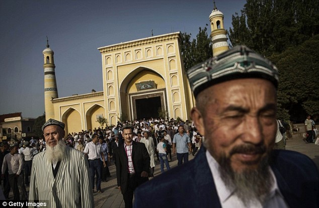 Trung Quoc cam doi khan trum dau va de rau dai len xe buyt hinh anh