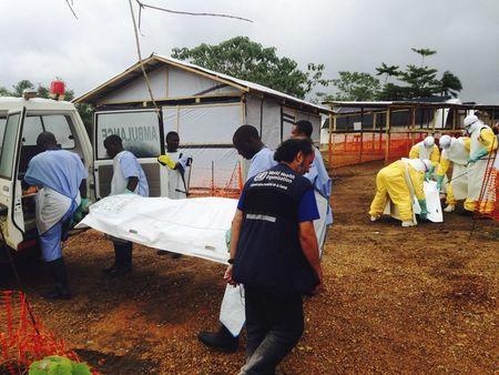 Người tình nguyện khiêng bệnh nhân Ebola