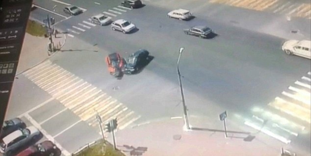 Hai be 4 tuoi song sot sau va cham o to toc do cao hinh anh