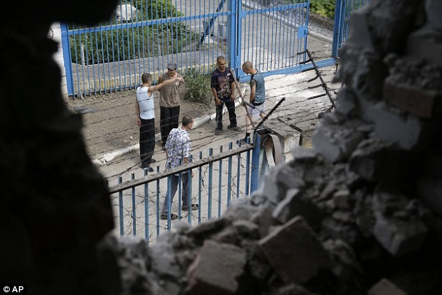 Dan phao na trung nha tu Ukraina, tu nhan tron thoat hinh anh