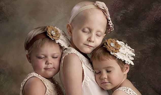 Anh 3 be ung thu om nhau khien dan mang xuc dong hinh anh