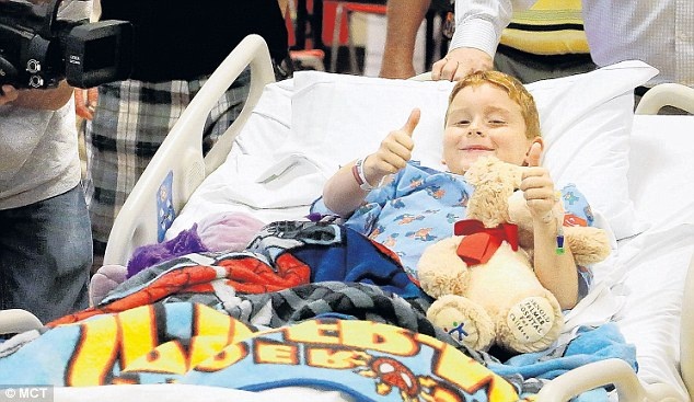 Be trai 9 tuoi danh ca sau duoi ho de thoat hiem hinh anh