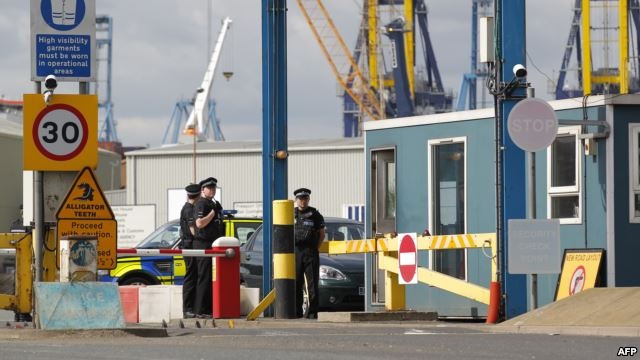 35 nguoi tron trong container de vao Anh hinh anh