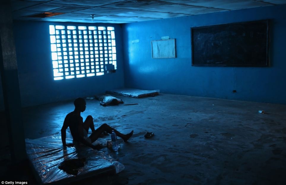 Một bệnh nhân chờ đợi trong vô vọng ở trung tâm điều trị bệnh Ebola.