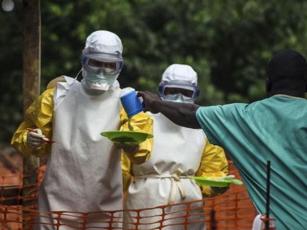 Khi trai lang nhiem Ebola hinh anh