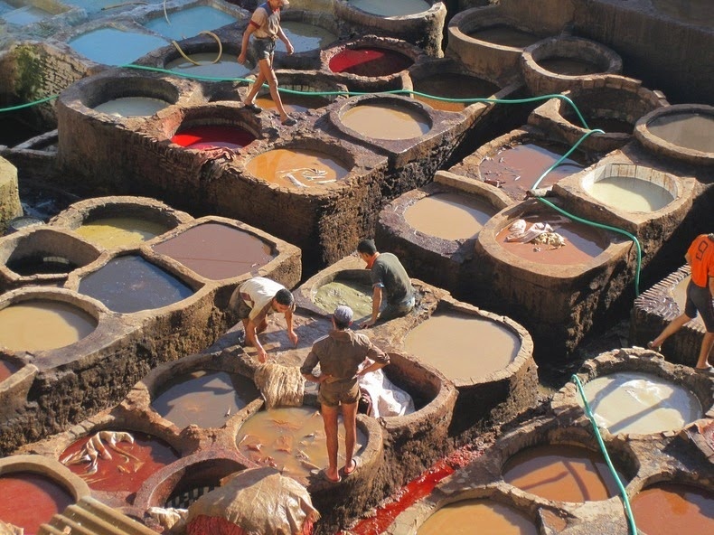 Nhung sac mau am anh trong xuong thuoc da o Morocco hinh anh