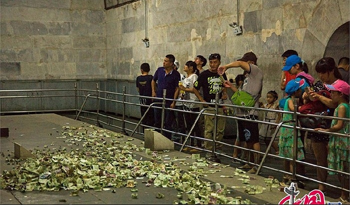 Điều kỳ lạ là tiền lẻ chất cao như núi trong Lăng mà không có một nhân viên vệ sinh nào thu dọn