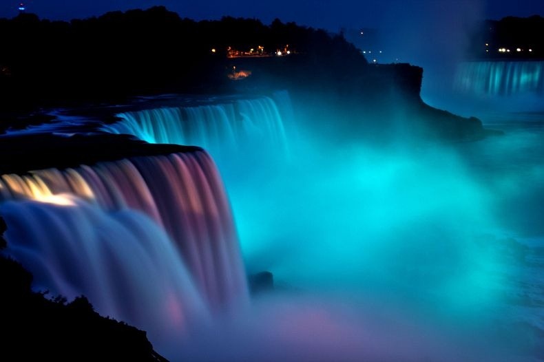 Lễ hội ánh sáng Niagara diễn ra vào mùa đông, từ khoảng cuối tháng 11 đếu đầu tháng 1 tại thác Niagara, Ontario. Đây là lễ hội ánh sáng được mong chờ 