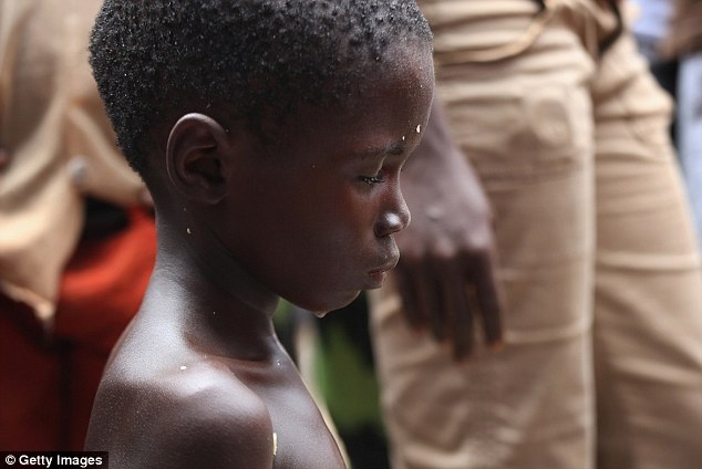 Be trai nhiem Ebola bi lot tran va day ra duong hinh anh