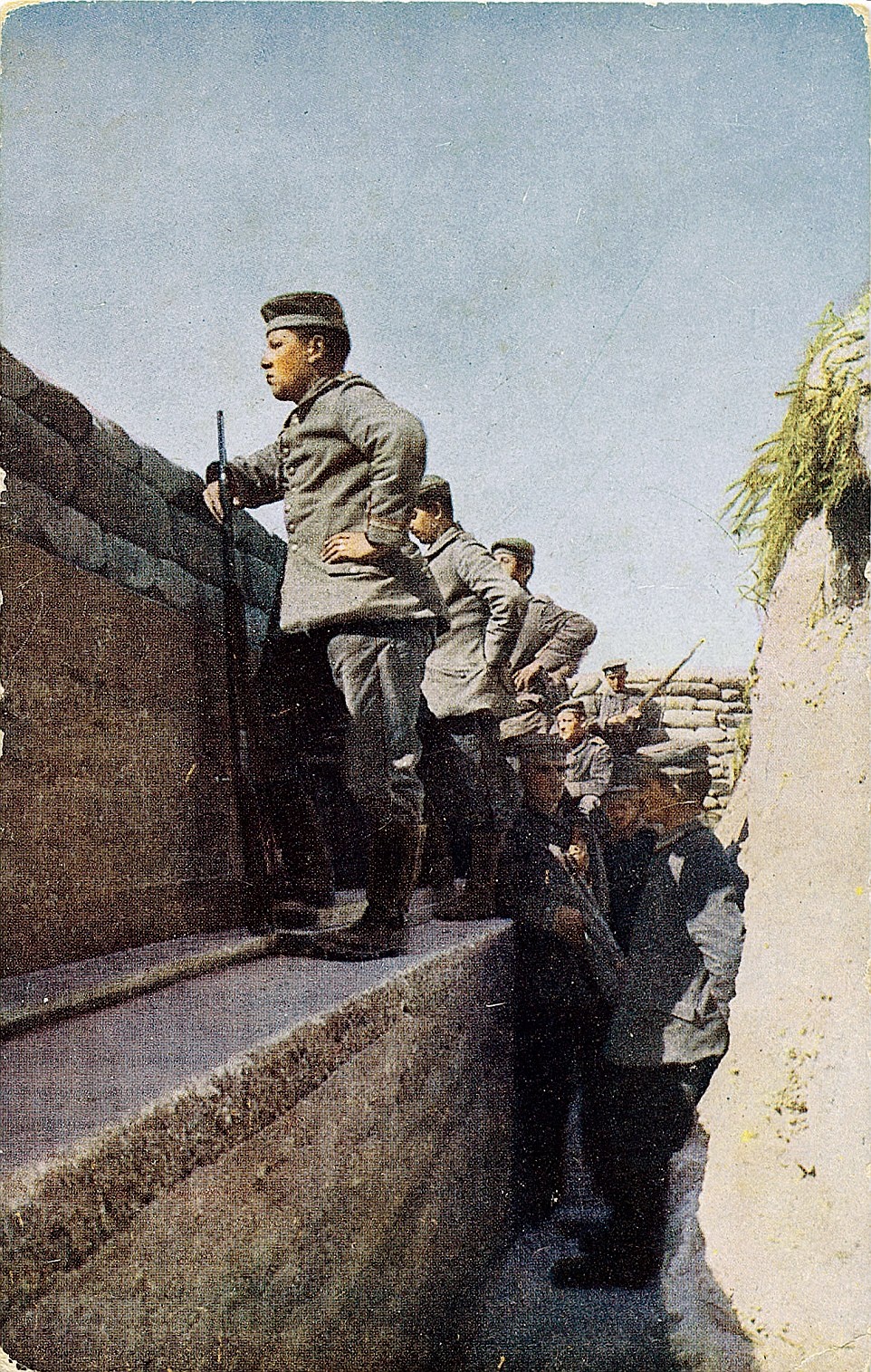 Các bức ảnh cũng ghi lại cảnh những người lính chuẩn bị cho trận chiến, cuộc sống hàng ngày trong các chiến hào và hậu quả của chiến tranh.