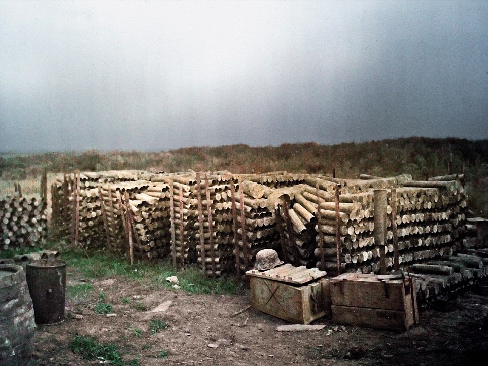 Hình ảnh các thùng đạn và ống đạn xếp chồng lên nhau.