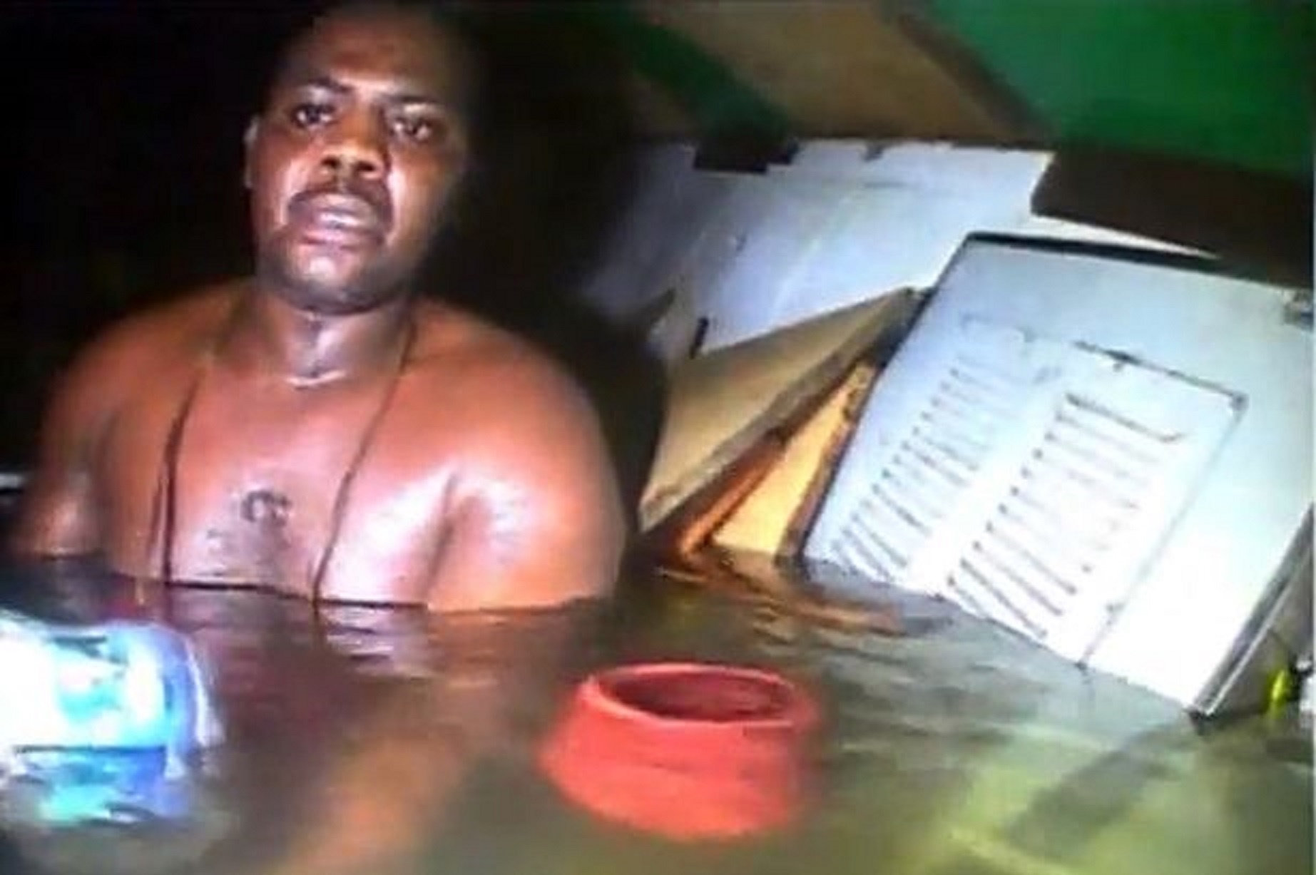 Nhan vien cuu ho giai cuu Harrison Okene khoi con tau. hinh anh