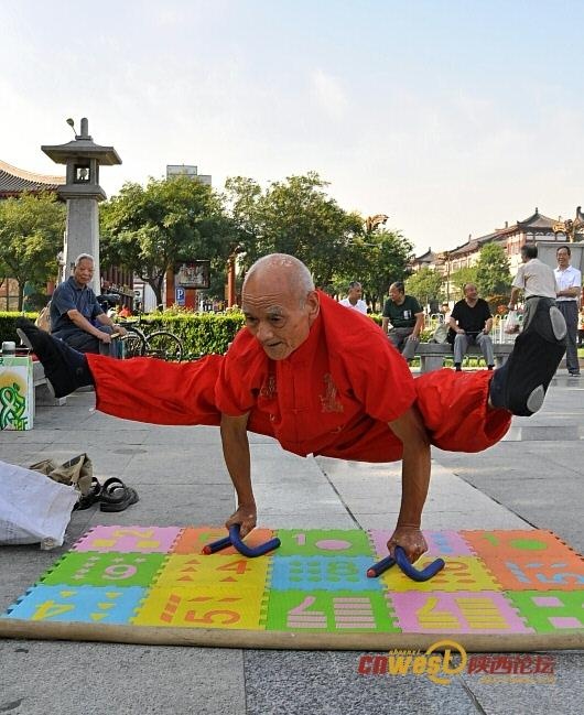 Cu ong 78 tuoi vat chan len co, dung bang tay hinh anh