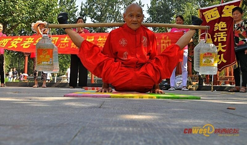 Với chiếc gậy, cụ Yang có thể thực hiện rất nhiều động tác phức tạp.