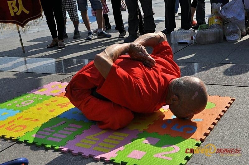 Mọi động tác của cụ Yang đòi hỏi sự khéo léo, dẻo dai và sự tỉ mỉ.