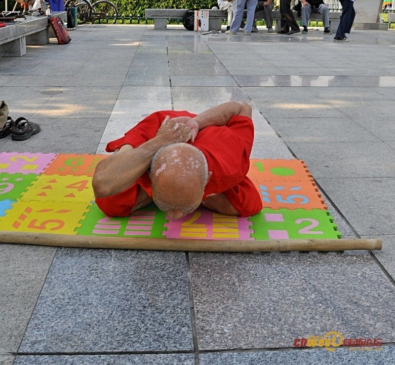 Động tác hai bàn tay nắm nhau ở sau lưng. 