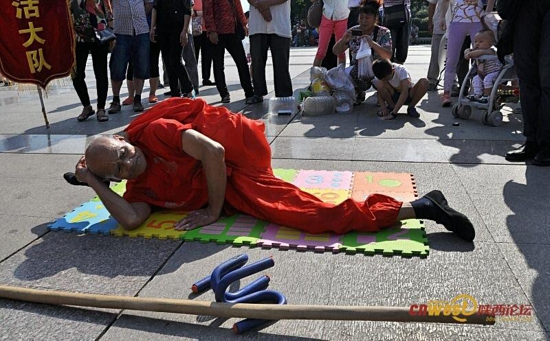 Cụ ông 78 tuổi vắt chân lên cổ ở tư thế nằm nghiêng.