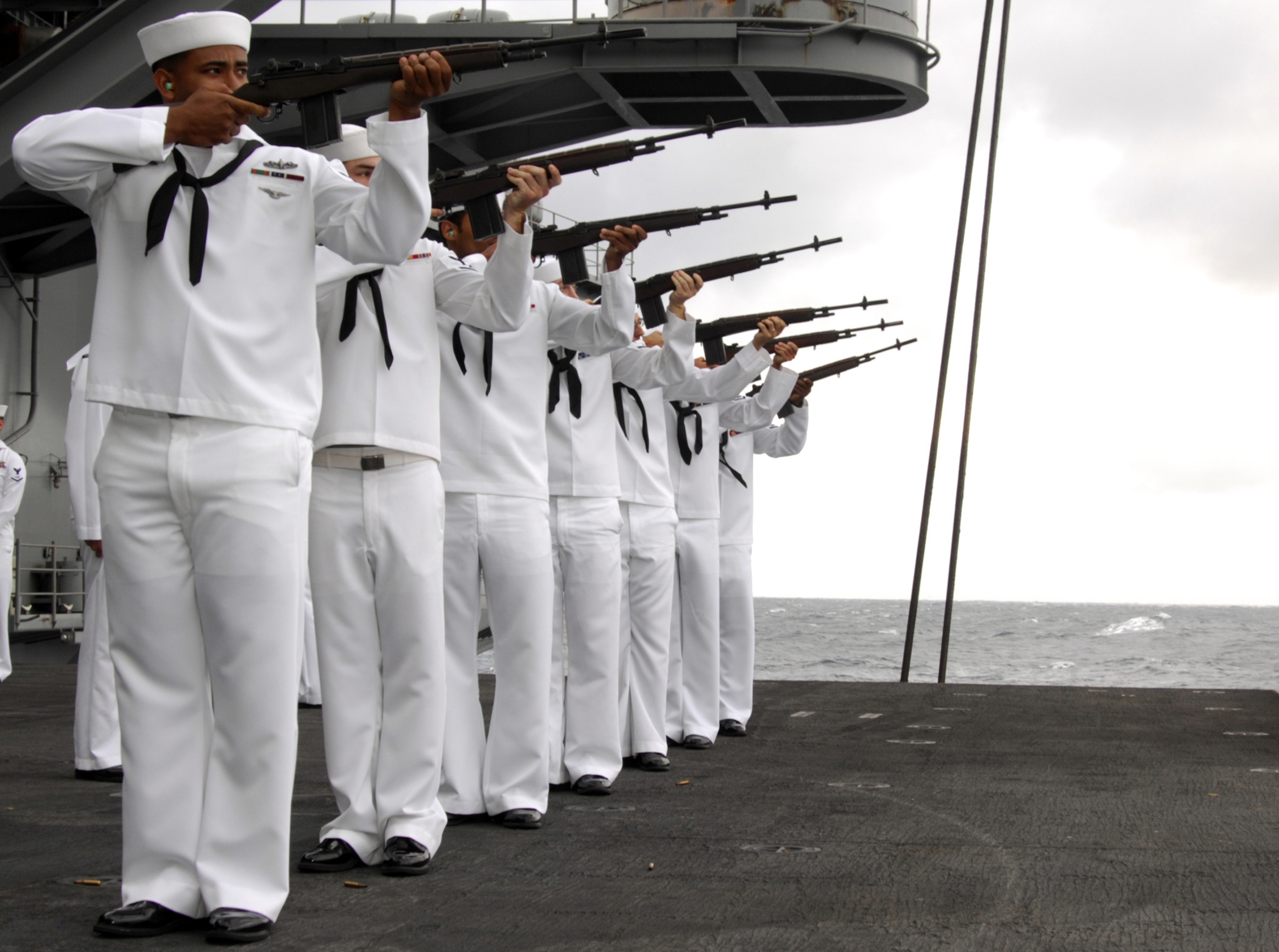 'Ong ay ren ri truoc khi chet' hinh anh