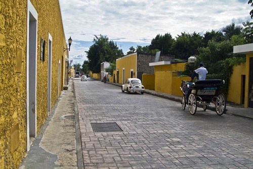 Izamal, “thành phố ma thuật” ở Mexico, luôn ngập tràn màu nắng với những ngôi nhà sơn màu vàng. Thành phố mang lại cho con người cảm giác ấm áp trong mọi điều kiện thời tiết. Những con đường đá cuội nối liền các nhà thờ bằng đá vôi và các tòa nhà chính phủ mang màu sắc tươi sáng. Nhà thờ San Antonio de Padua từ thế kỷ XVI thu hút khách thập phương bởi những câu chuyện lịch sử và thần thoại.