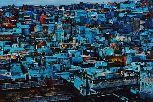 Thành phố xanh Jodhpur, bang Rajasthan, Ấn Độ, nổi tiếng với những ngôi nhà sơn màu lam sẫm. Màu xanh tạo cảm giác yên bình và mát mẻ cho thành phố nằm ngay giữa lòng sa mạc. Những chiếc xích lô ở đây cũng sơn màu xanh lơ để phù hợp với màu sắc chung.